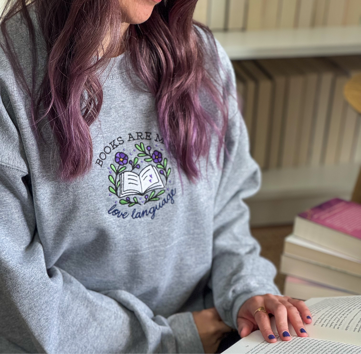 Sweatshirt | Books are my Love Language | bestickt | Bookish Sweatshirt