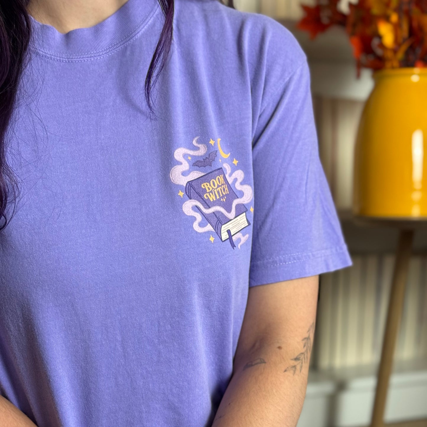Premium T-Shirt | Book Witch | Druck | Bookish Halloween