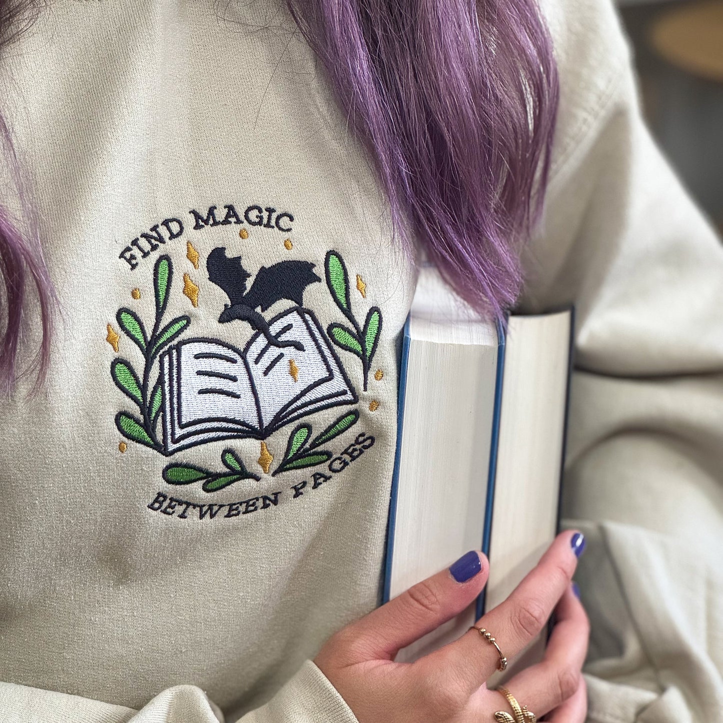 Sweatshirt | Magic between Pages | bestickt | Bookish Sweatshirt