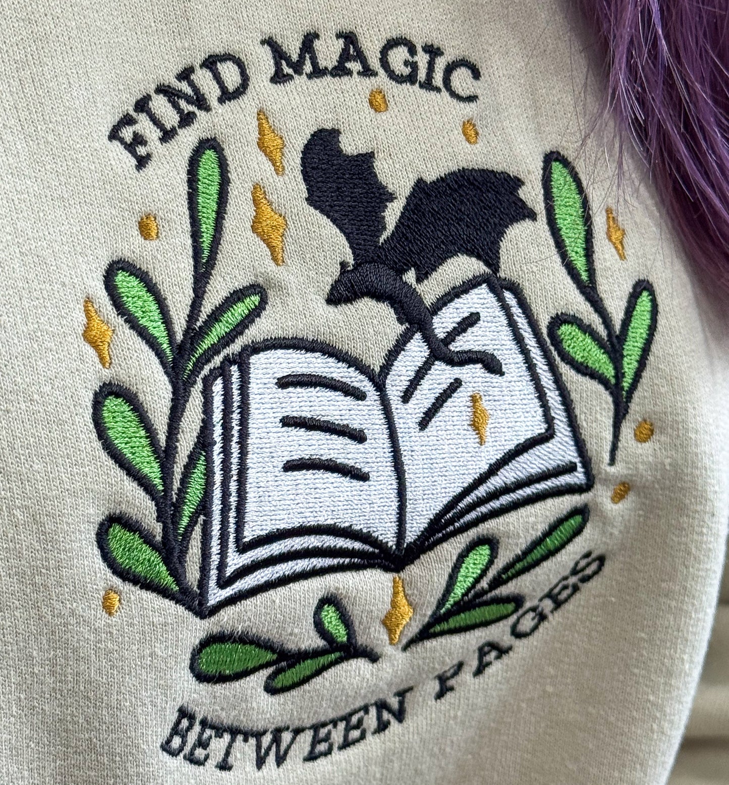 Sweatshirt | Magic between Pages | bestickt | Bookish Sweatshirt
