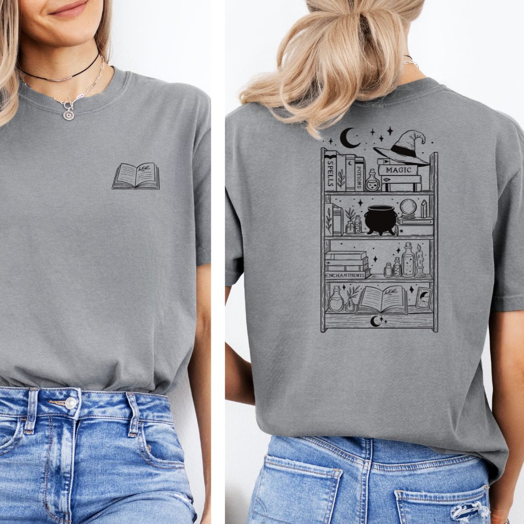 Premium T-Shirt | Witchy Bookshelf | Druck | Bookish Halloween