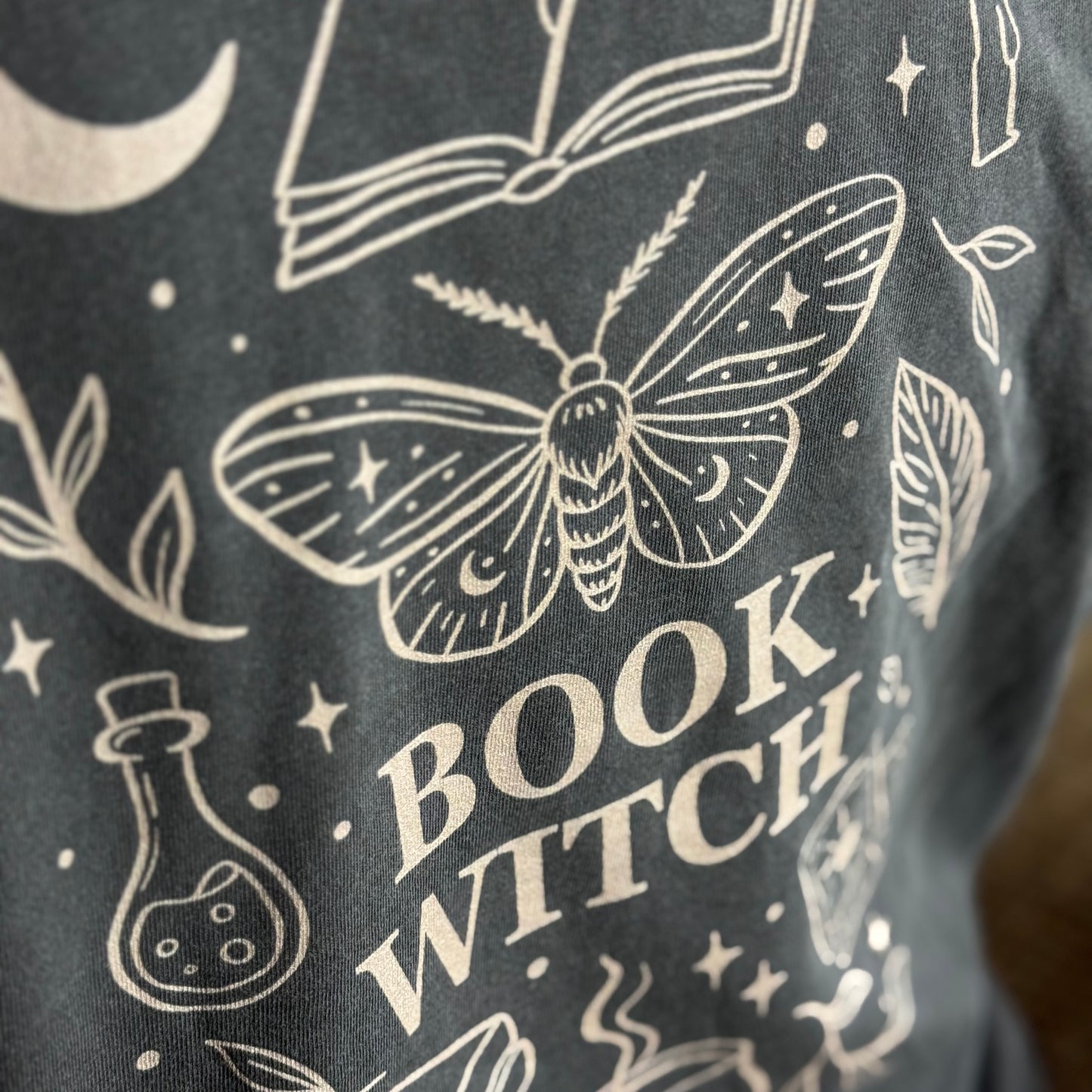 Premium T-Shirt | Book Witch (Back Print) | Druck | Bookish Halloween