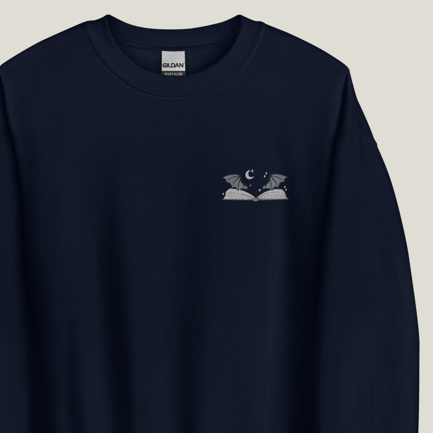 Fantasy Buch Sweatshirt bestickt Buch mit Flügeln in Navy