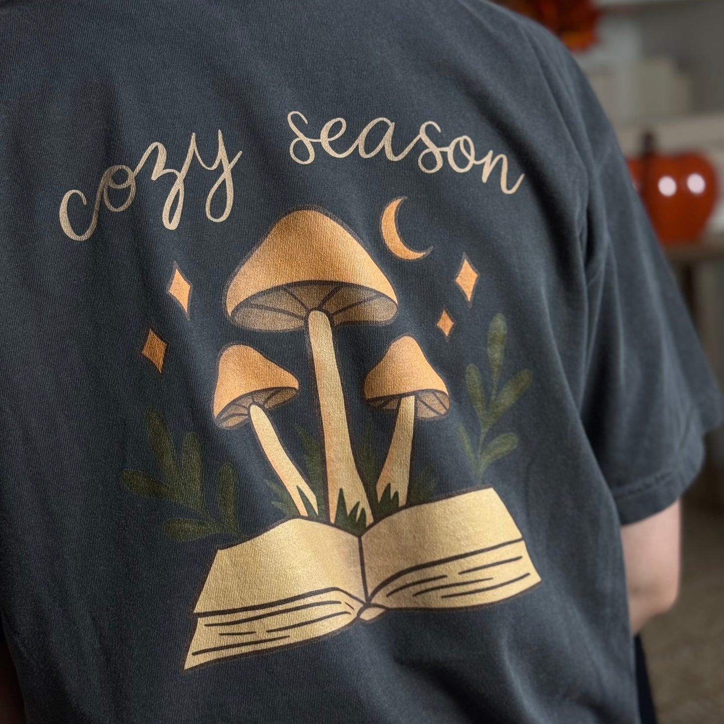 Premium T-Shirt | Cozy Season Mushrooms | Druck | Bookish Autumn