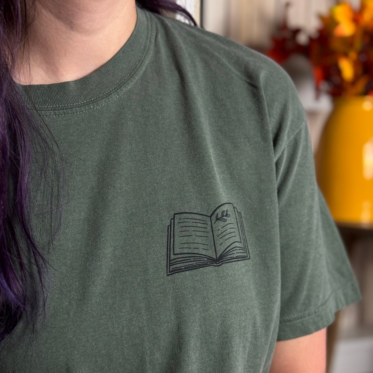 Premium T-Shirt | Witchy Bookshelf | Druck | Bookish Halloween