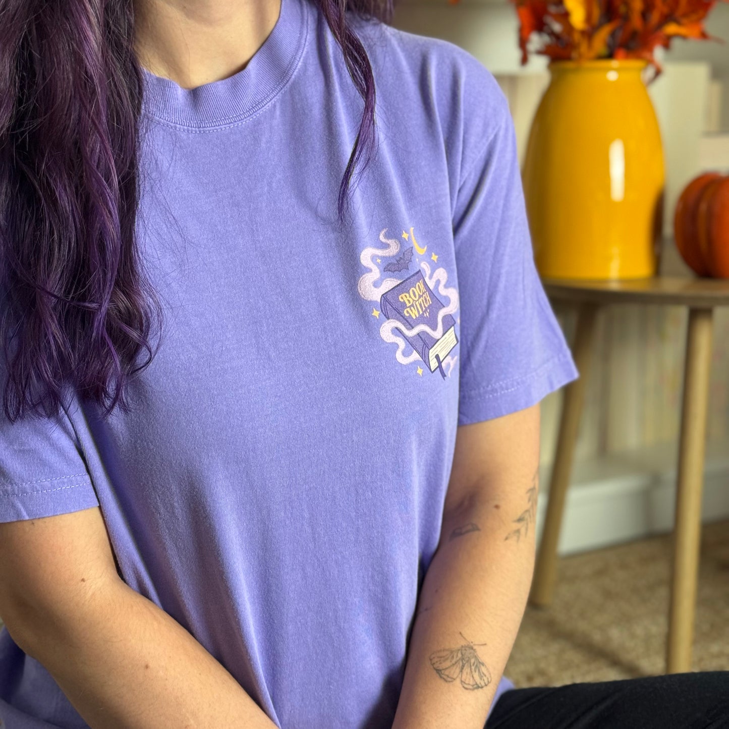 Premium T-Shirt | Book Witch | Druck | Bookish Halloween