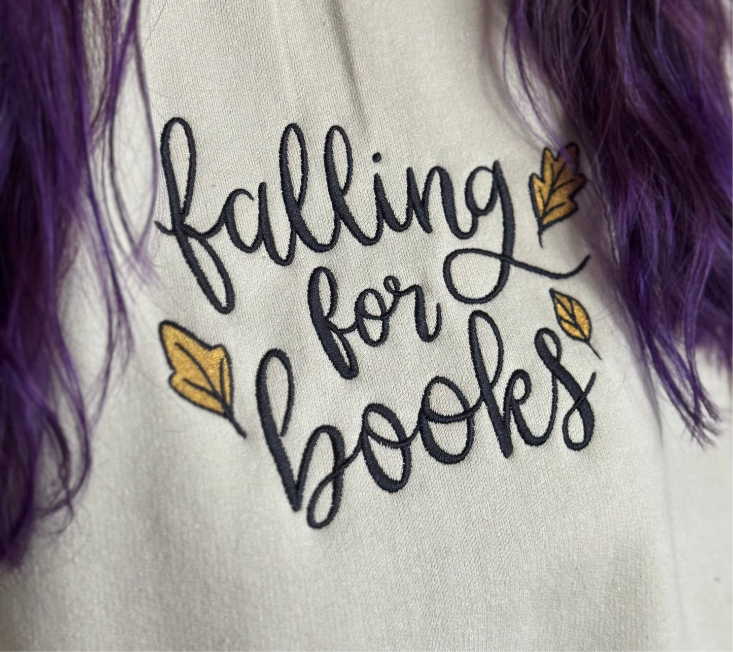 Hoodie | Falling for Books | bestickt | Bookish Autumn