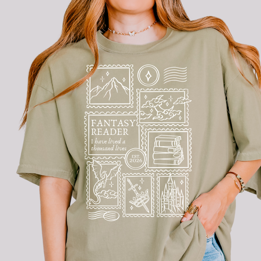 Fantasy Premium T-Shirt in grün mit großflächigem Post-Stamp-Frontprint. (Khaki)
