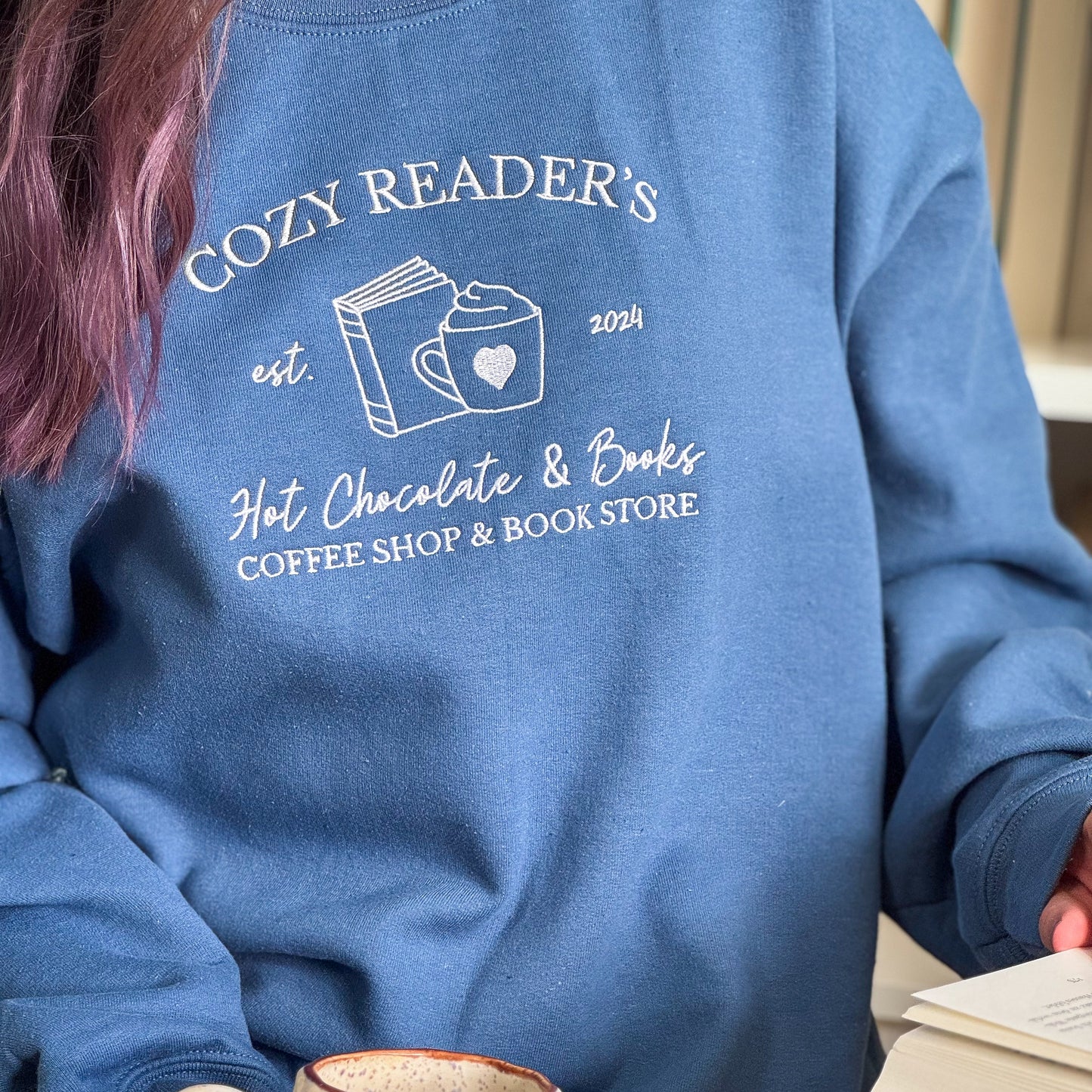 Sweatshirt | Cozy Readers | bestickt | Bookish Sweatshirt