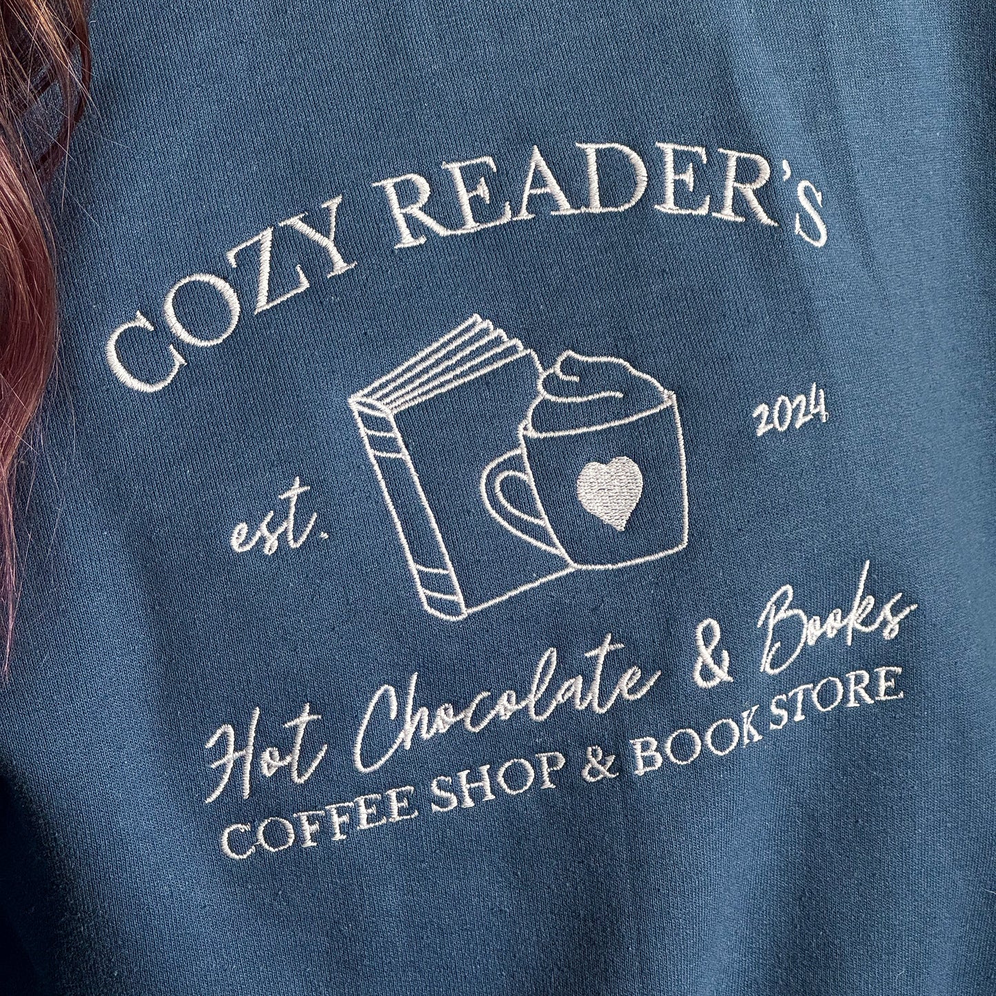 Sweatshirt | Cozy Readers | bestickt | Bookish Sweatshirt