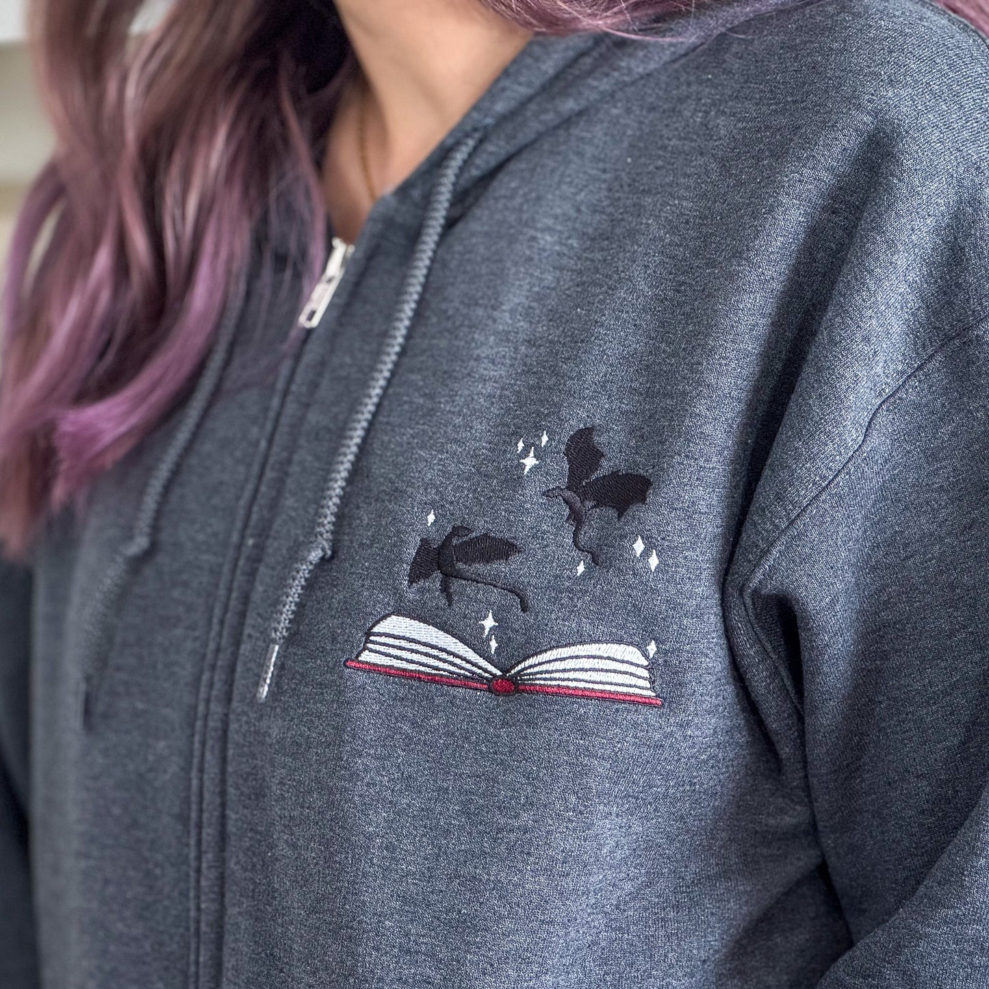Sweatjacke | Bookish Dragons | bestickt | Bookish Sweatjacke