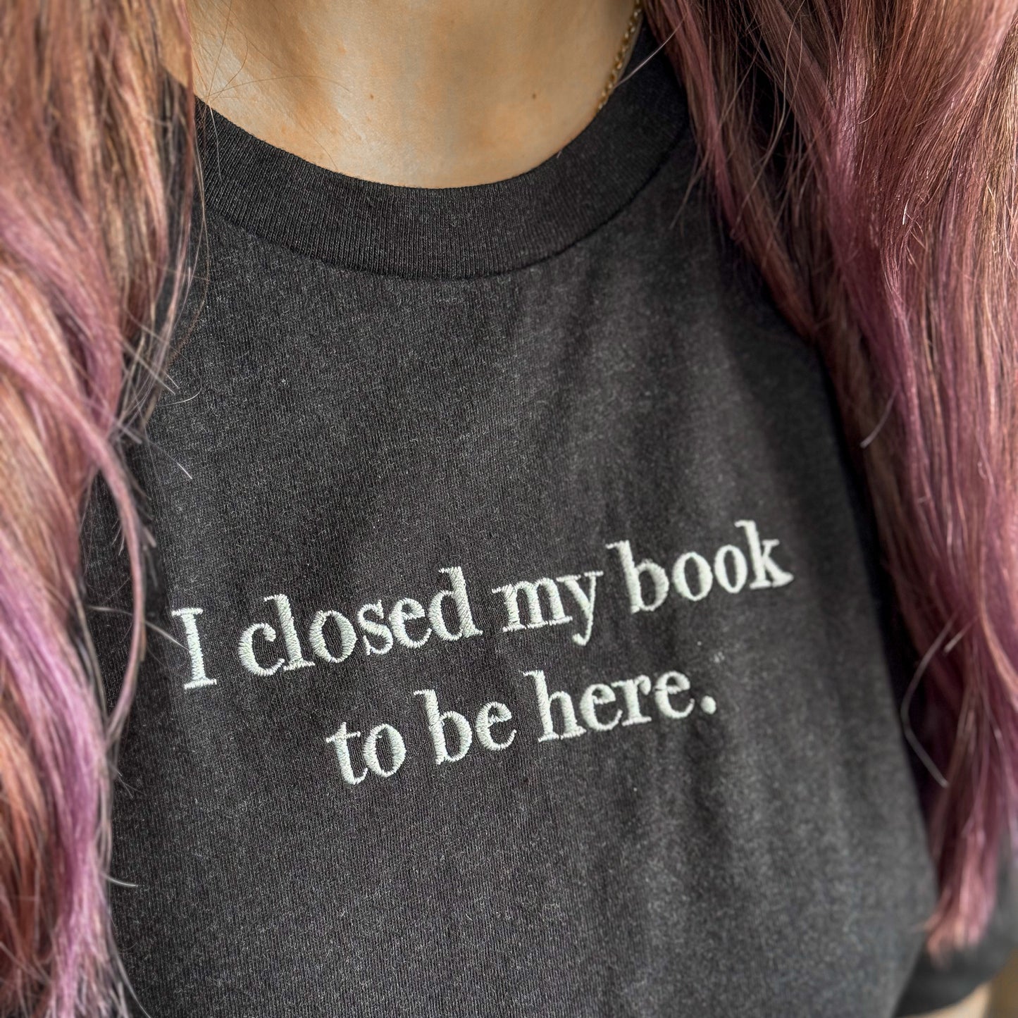 T-Shirt | I closed my book to be here | bestickt | Bookish T-Shirt