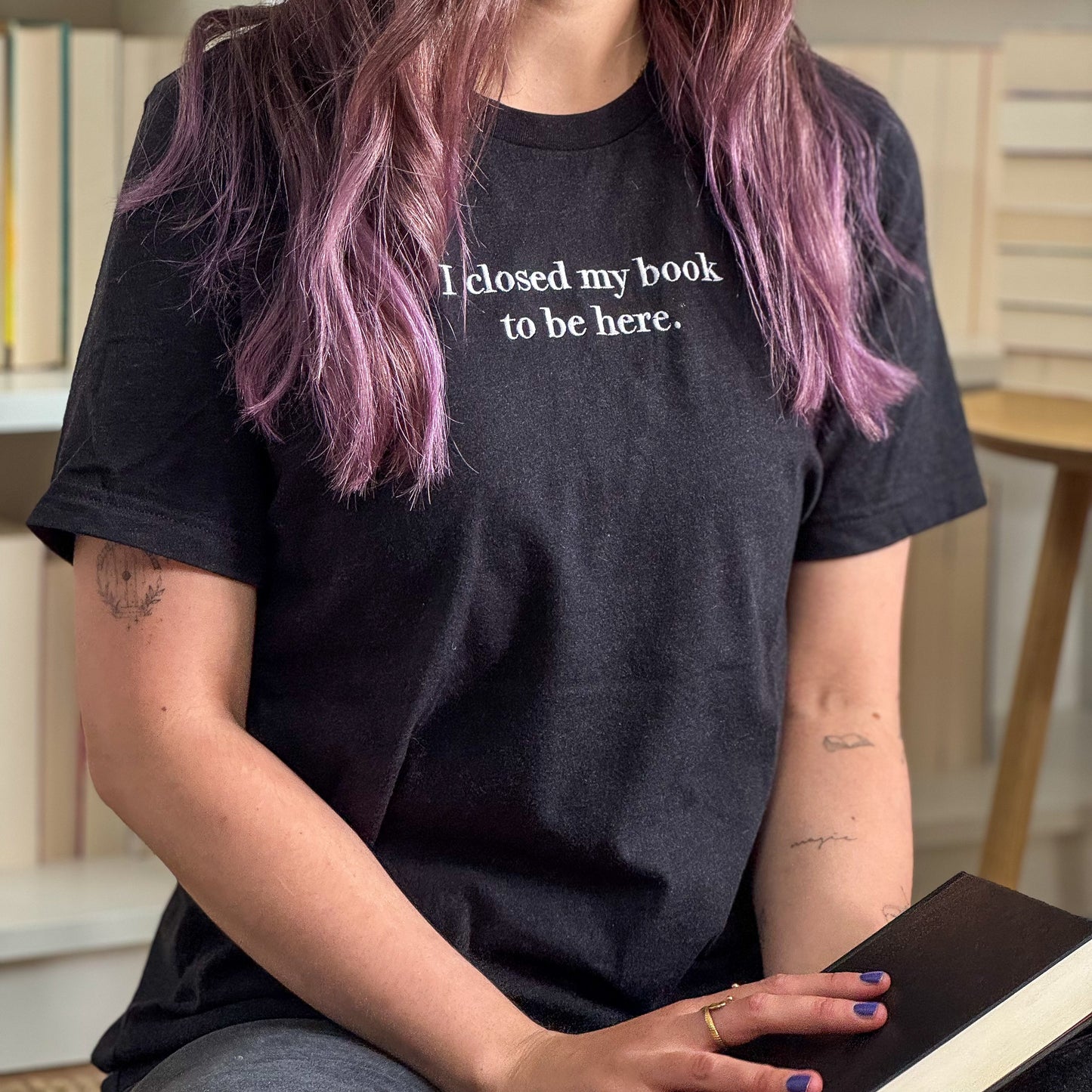 T-Shirt | I closed my book to be here | bestickt | Bookish T-Shirt