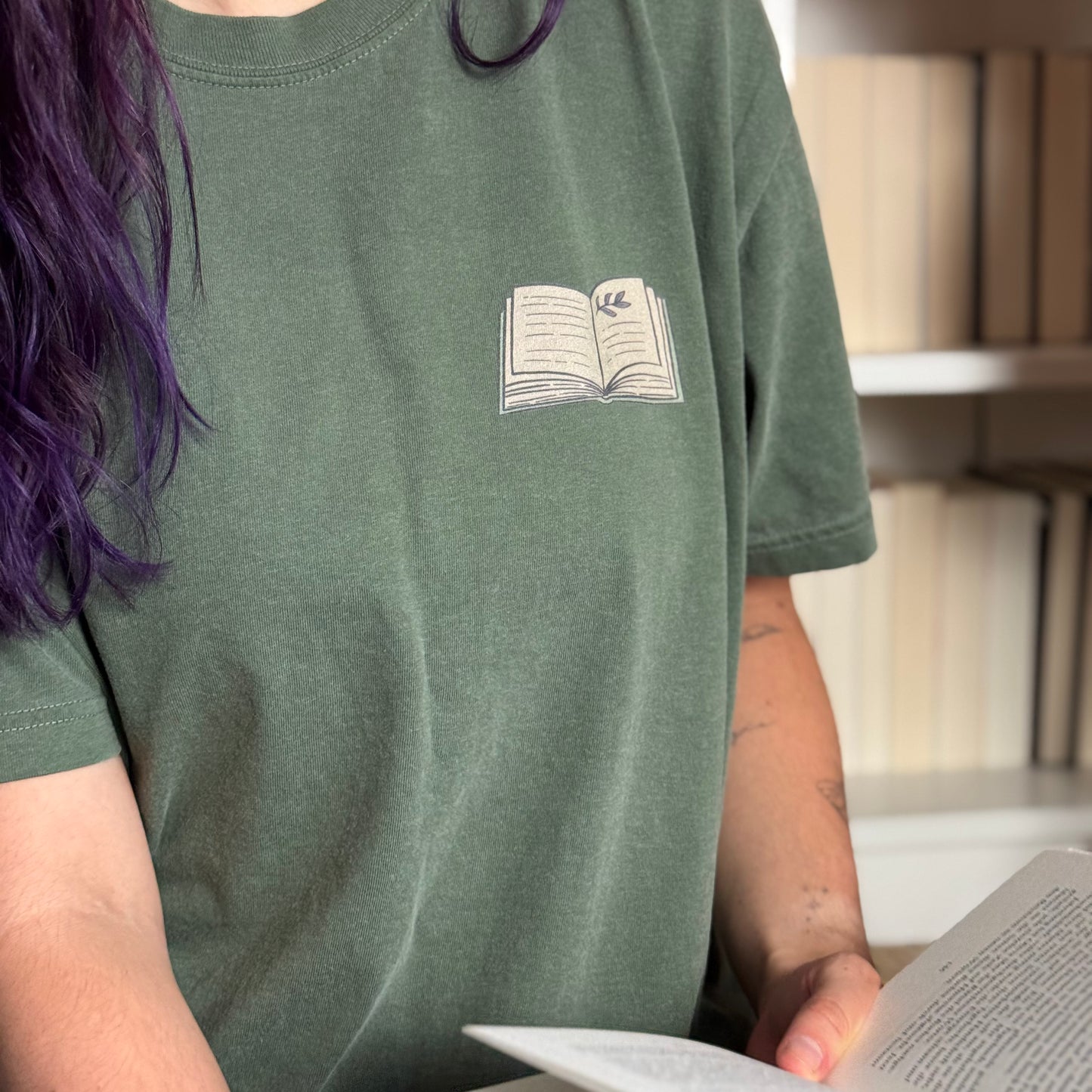 Premium T-Shirt | Witchy Bookshelf | Druck | Bookish Halloween