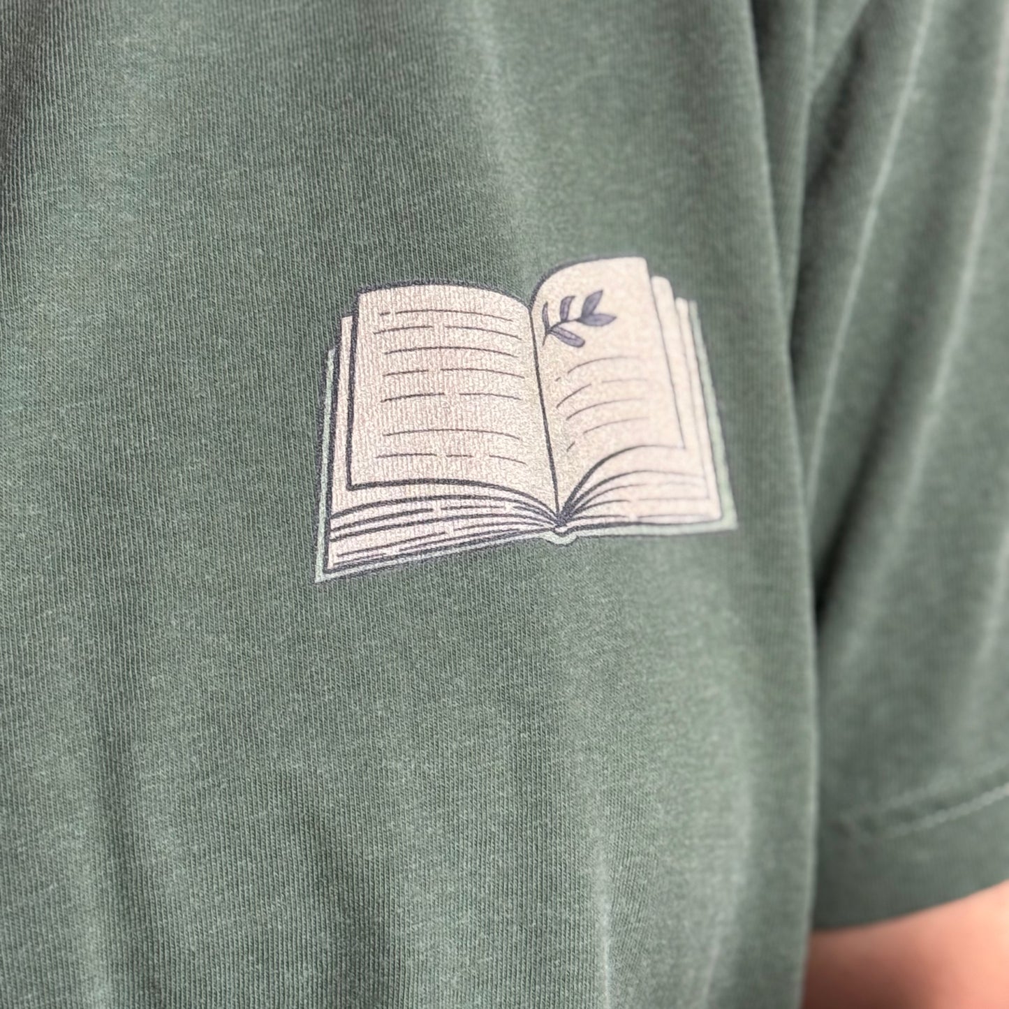 Premium T-Shirt | Witchy Bookshelf | Druck | Bookish Halloween