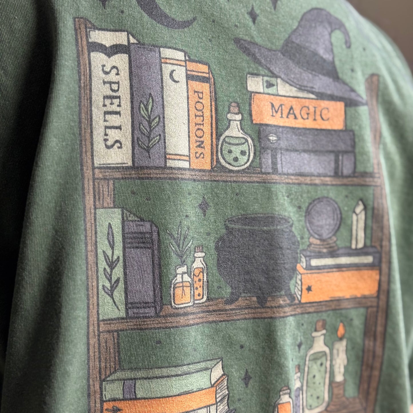 Premium T-Shirt | Witchy Bookshelf | Druck | Bookish Halloween
