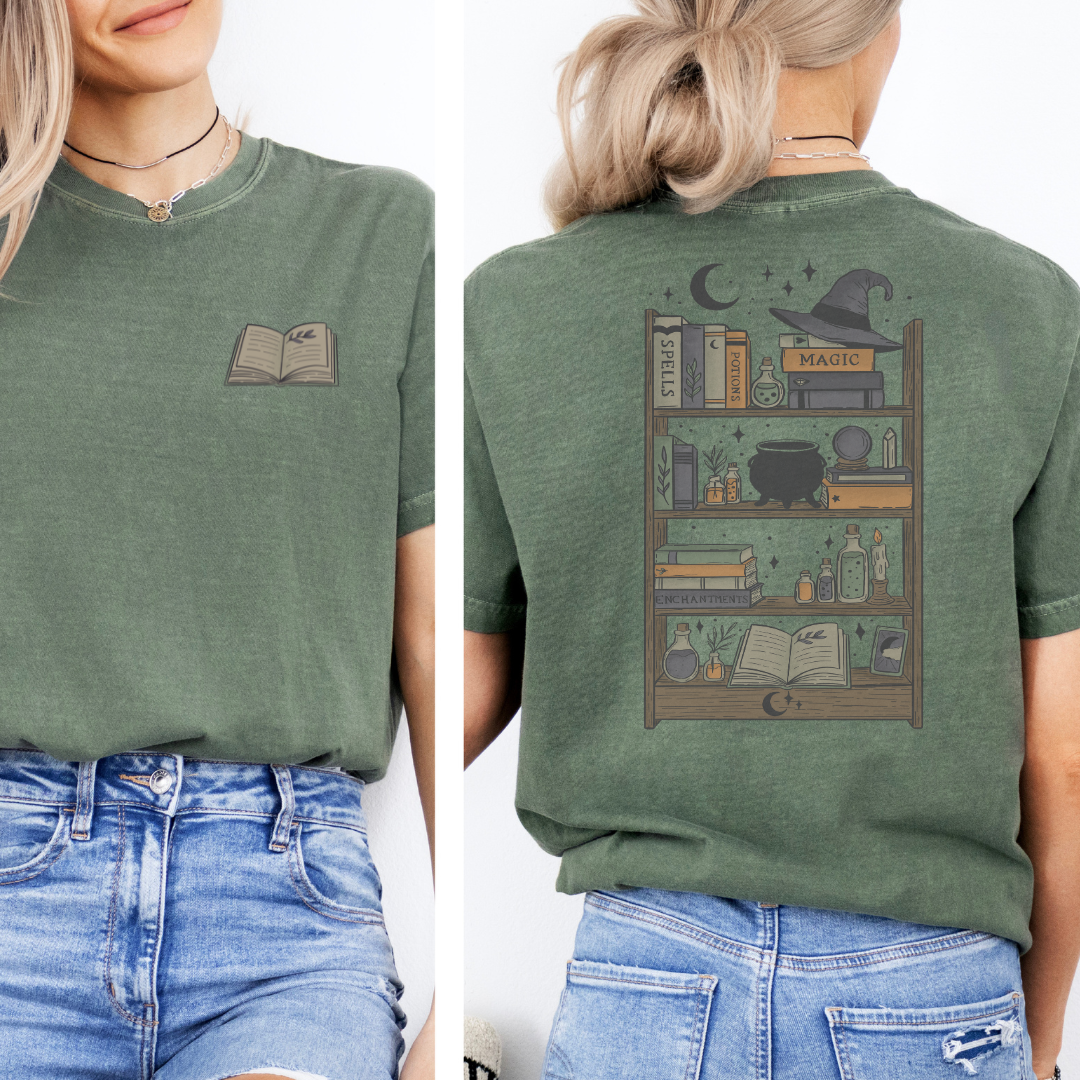 Premium T-Shirt | Witchy Bookshelf | Druck | Bookish Halloween