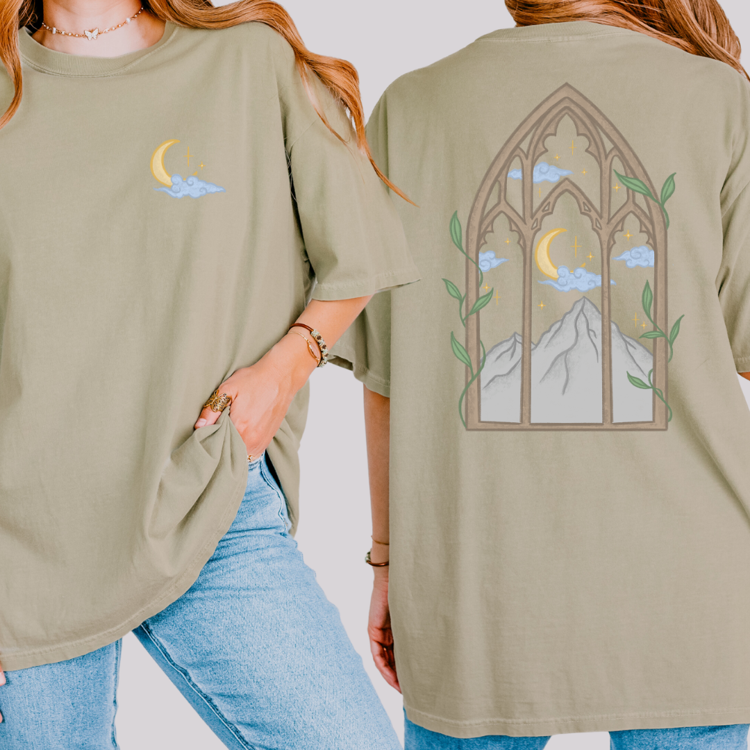 Fantasy Premium T-Shirt in grün mit kleinem Motiv vorne und farbigem Fenster-Backprint. (Khaki)