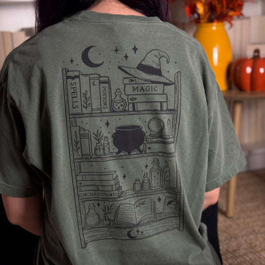 Premium T-Shirt | Witchy Bookshelf | Druck | Bookish Halloween