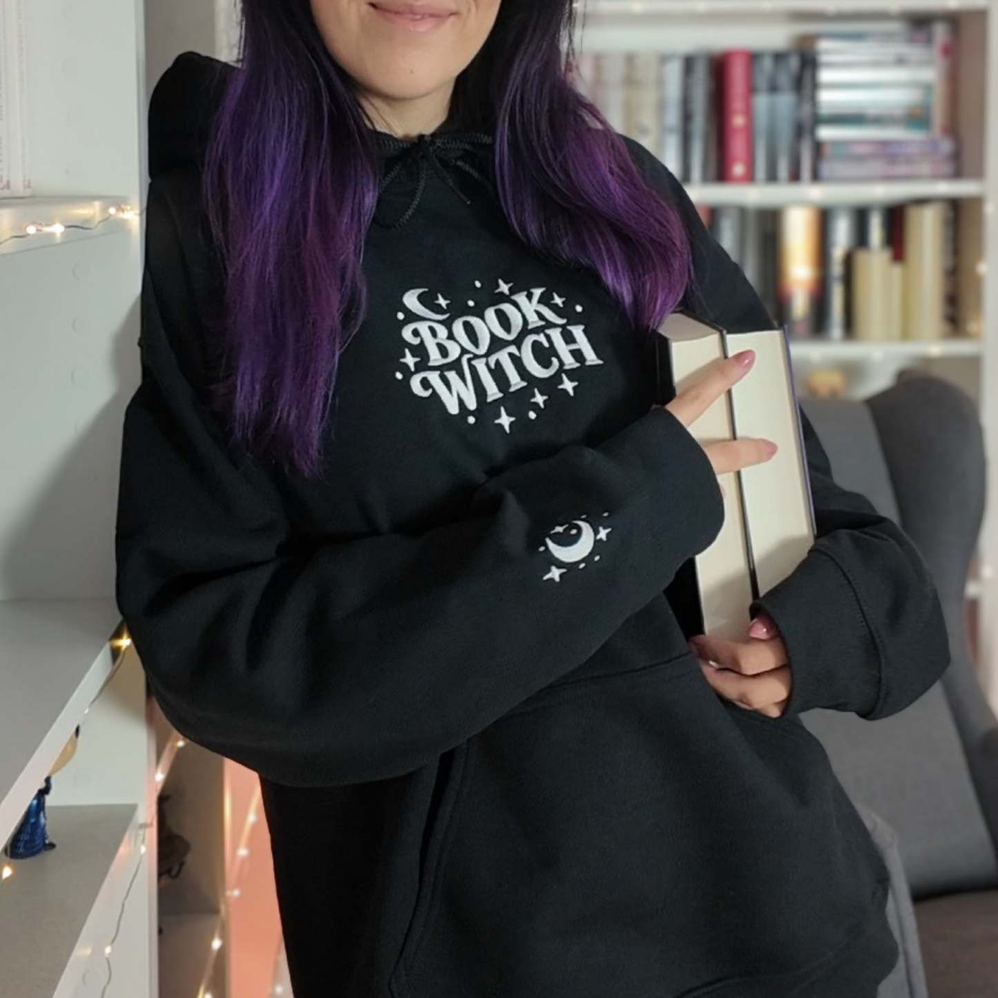 Bookish Hoodie - Book Witch mit Ärmelstick