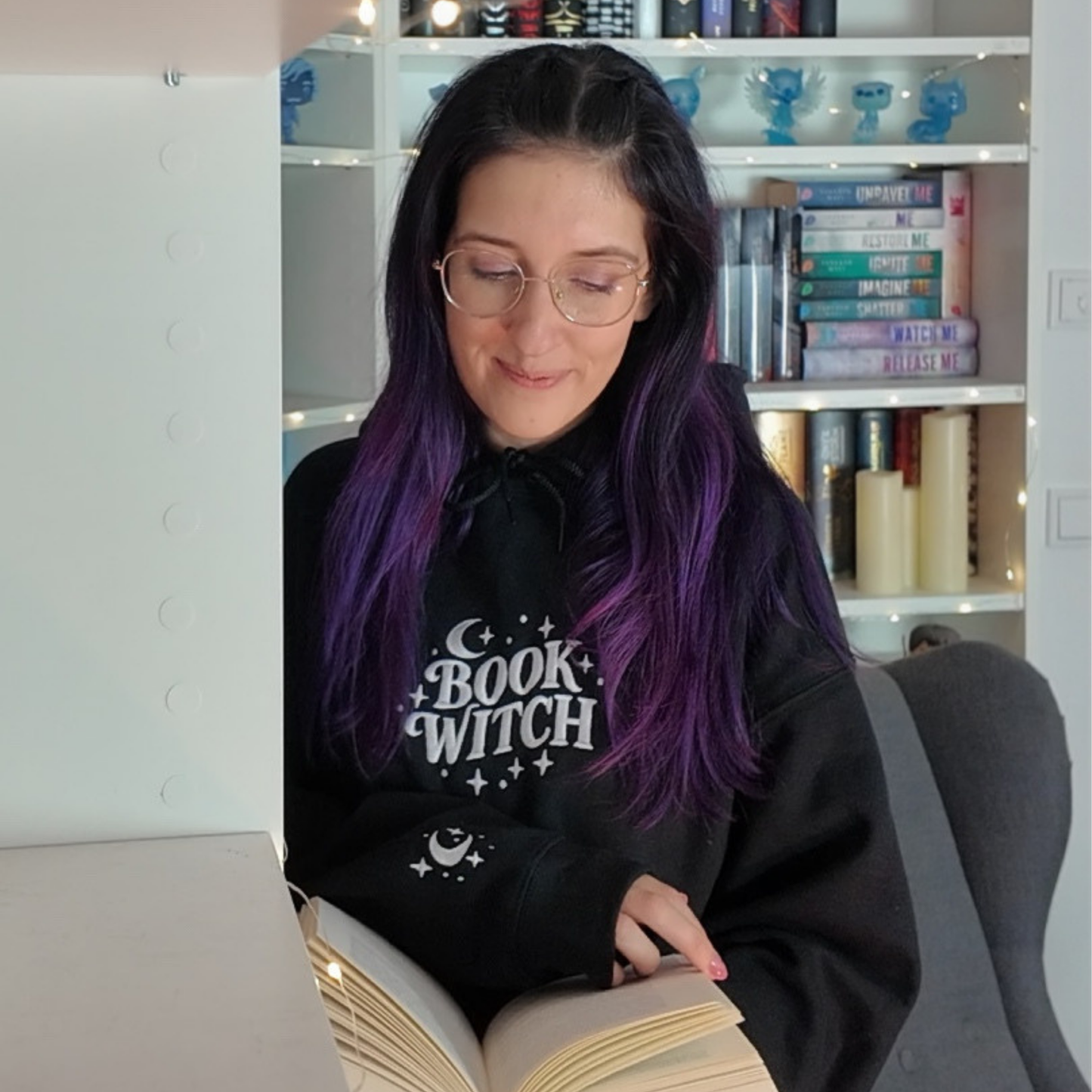 Bookish Hoodie - Book Witch mit Ärmelstick