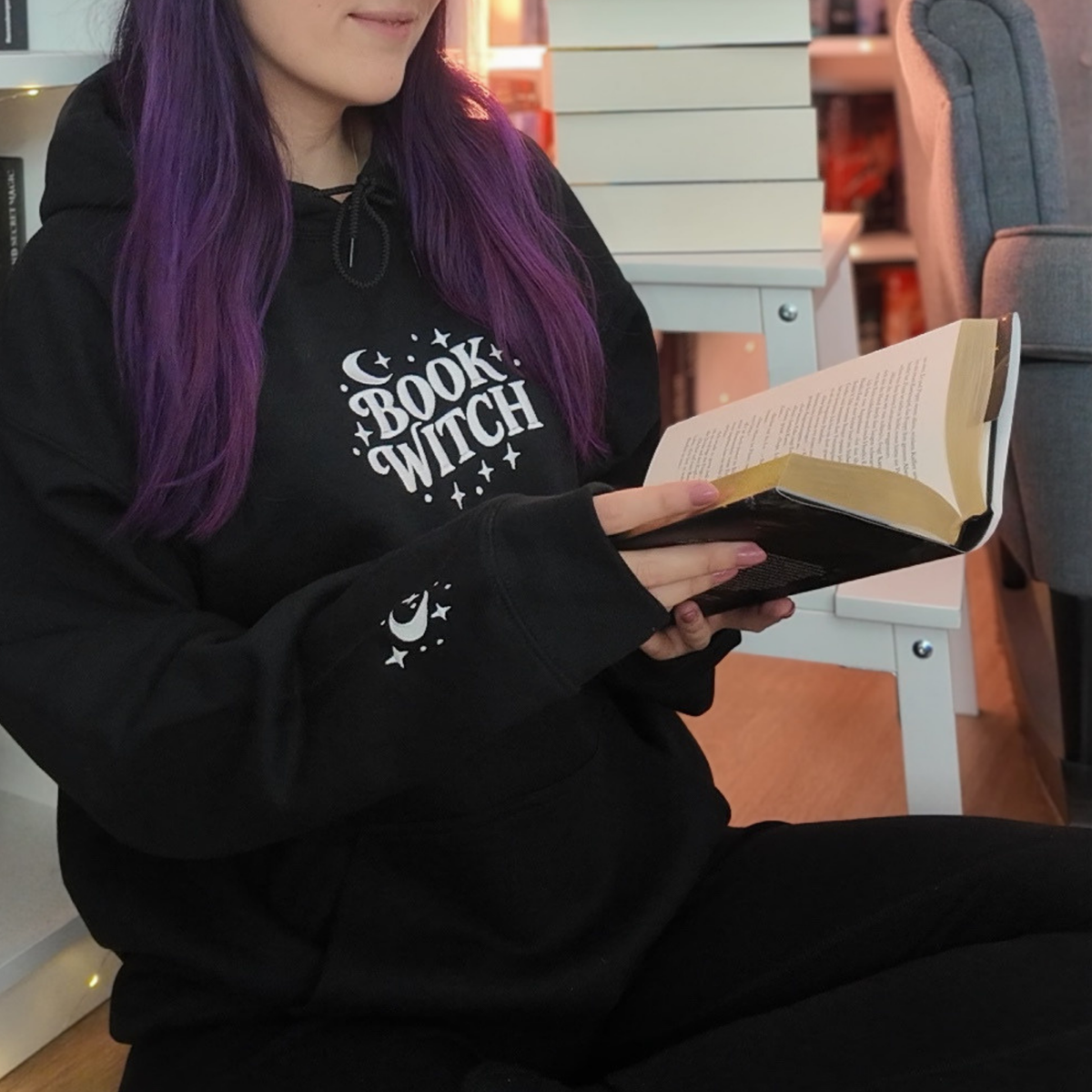 Bookish Hoodie - Book Witch mit Ärmelstick