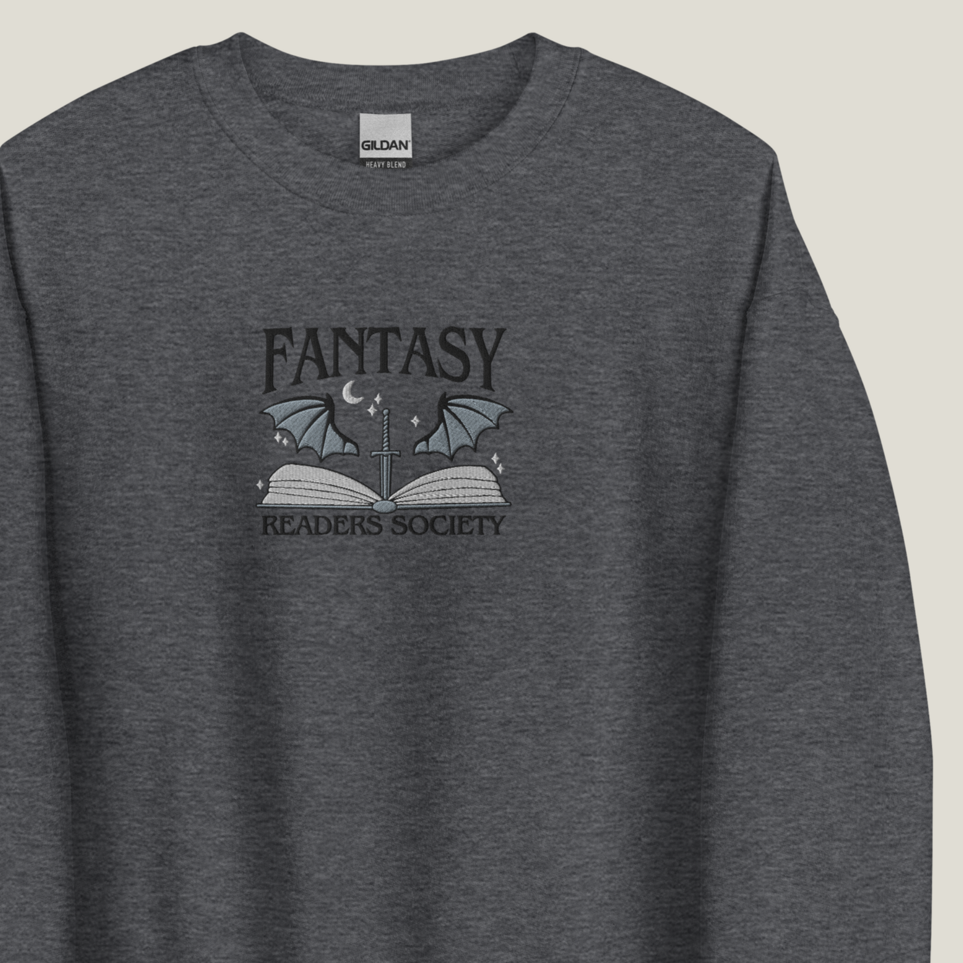 Besticktes Sweatshirt mit Fantasy Motiv aus Buch, Schwert und Flügeln in Dark Grey