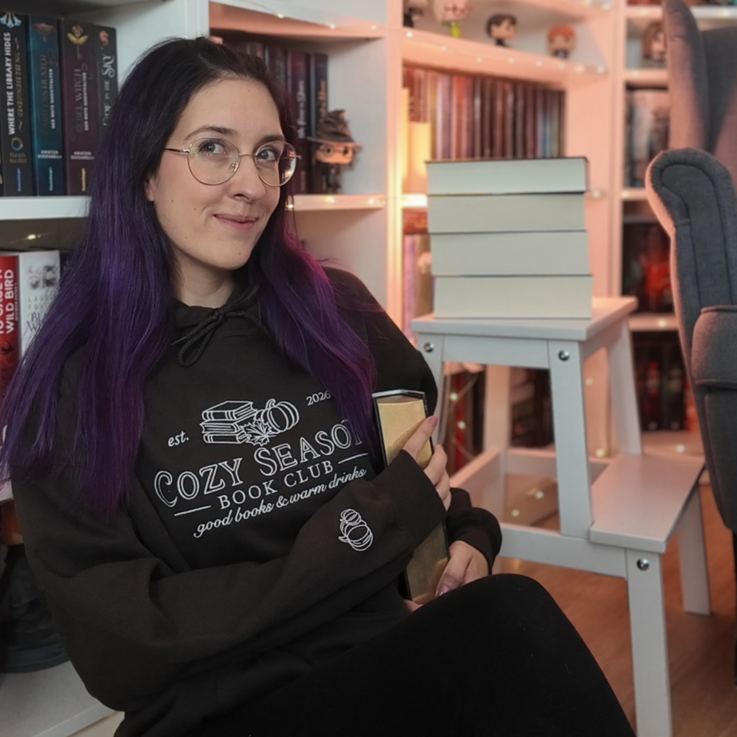Bookish Hoodie - Cozy Season Book Club bestickt