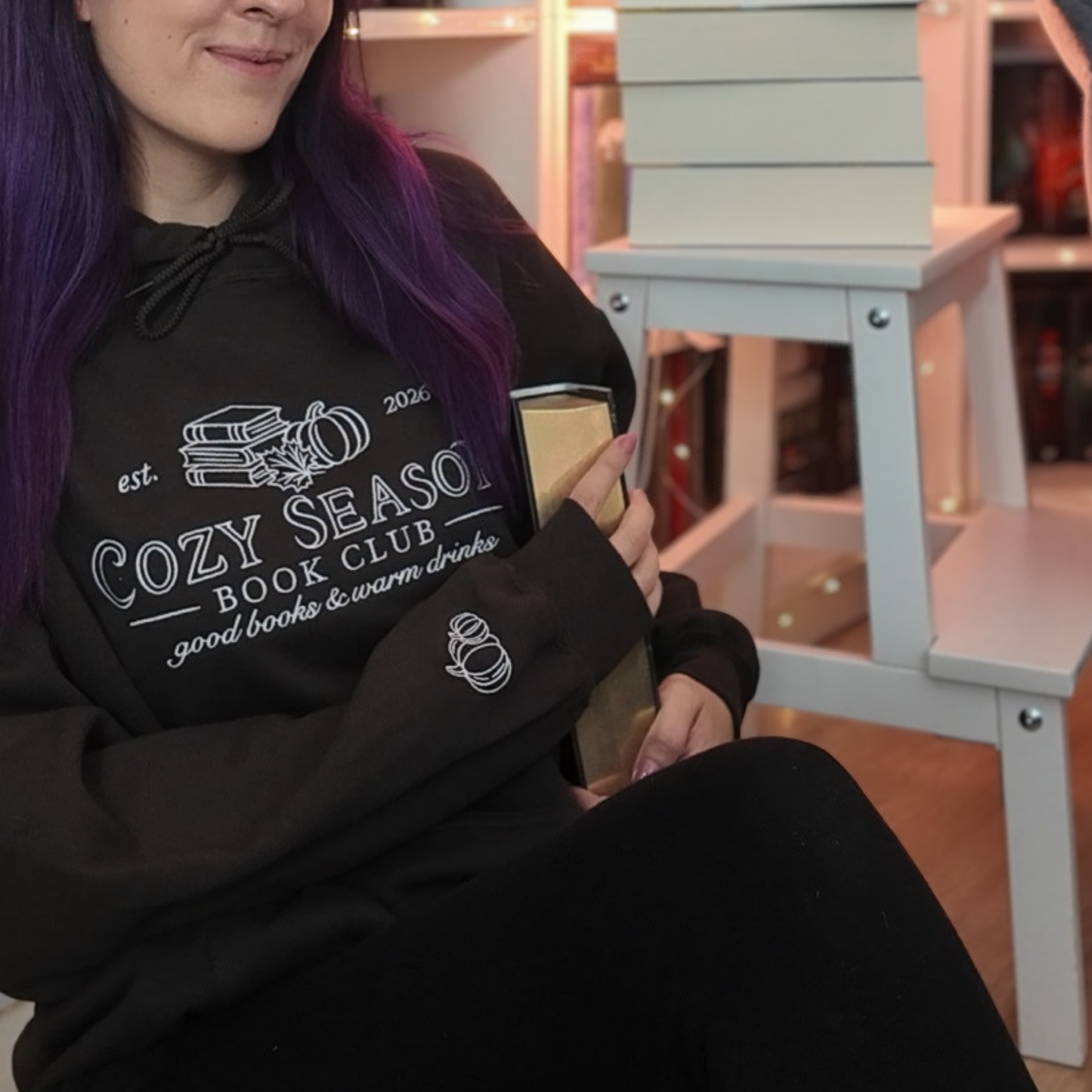 Bookish Hoodie - Cozy Season Book Club bestickt