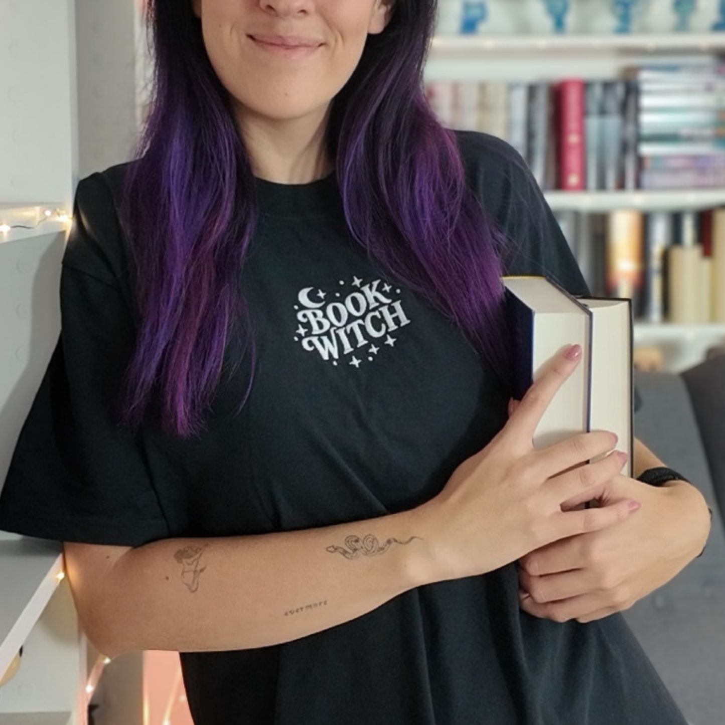 Bookish T-Shirt - Book Witch mit Stick