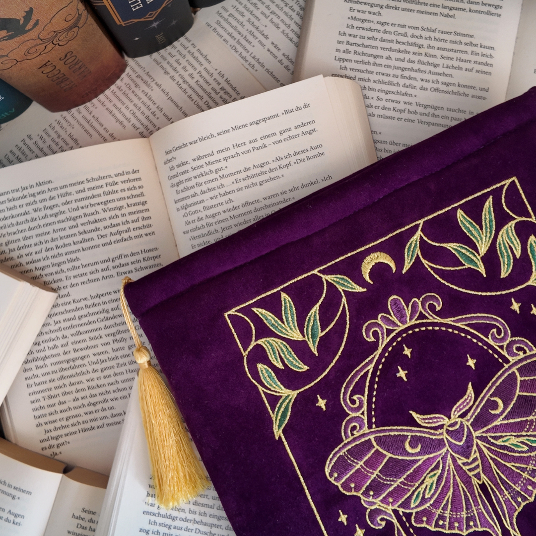 PREORDER Buchtasche "Moth" - Bestickte Fantasy Buchtasche