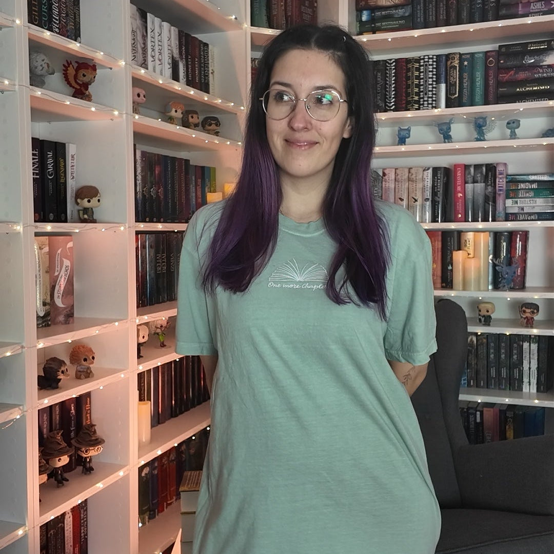 One More Chapter Bookish Shirt Ganzkörper
