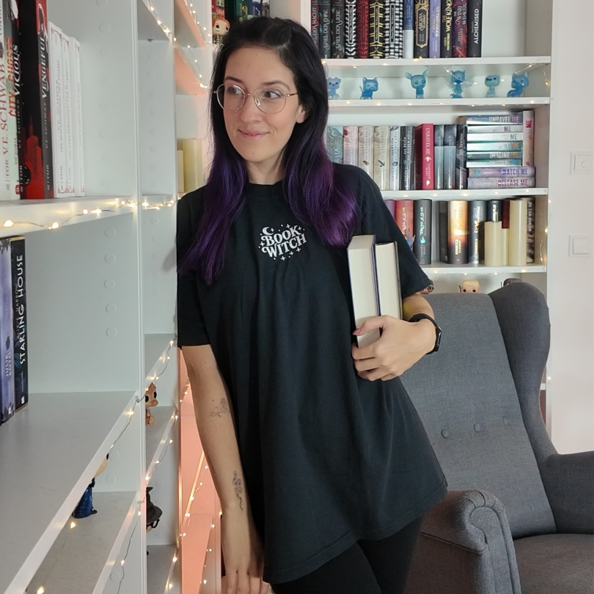 Bookish T-Shirt - Book Witch mit Stick