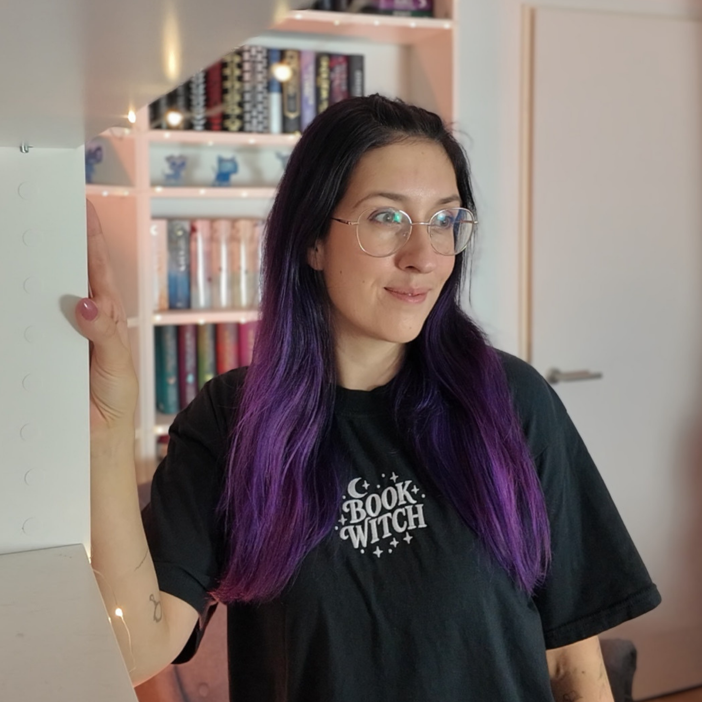 Bookish T-Shirt - Book Witch mit Stick
