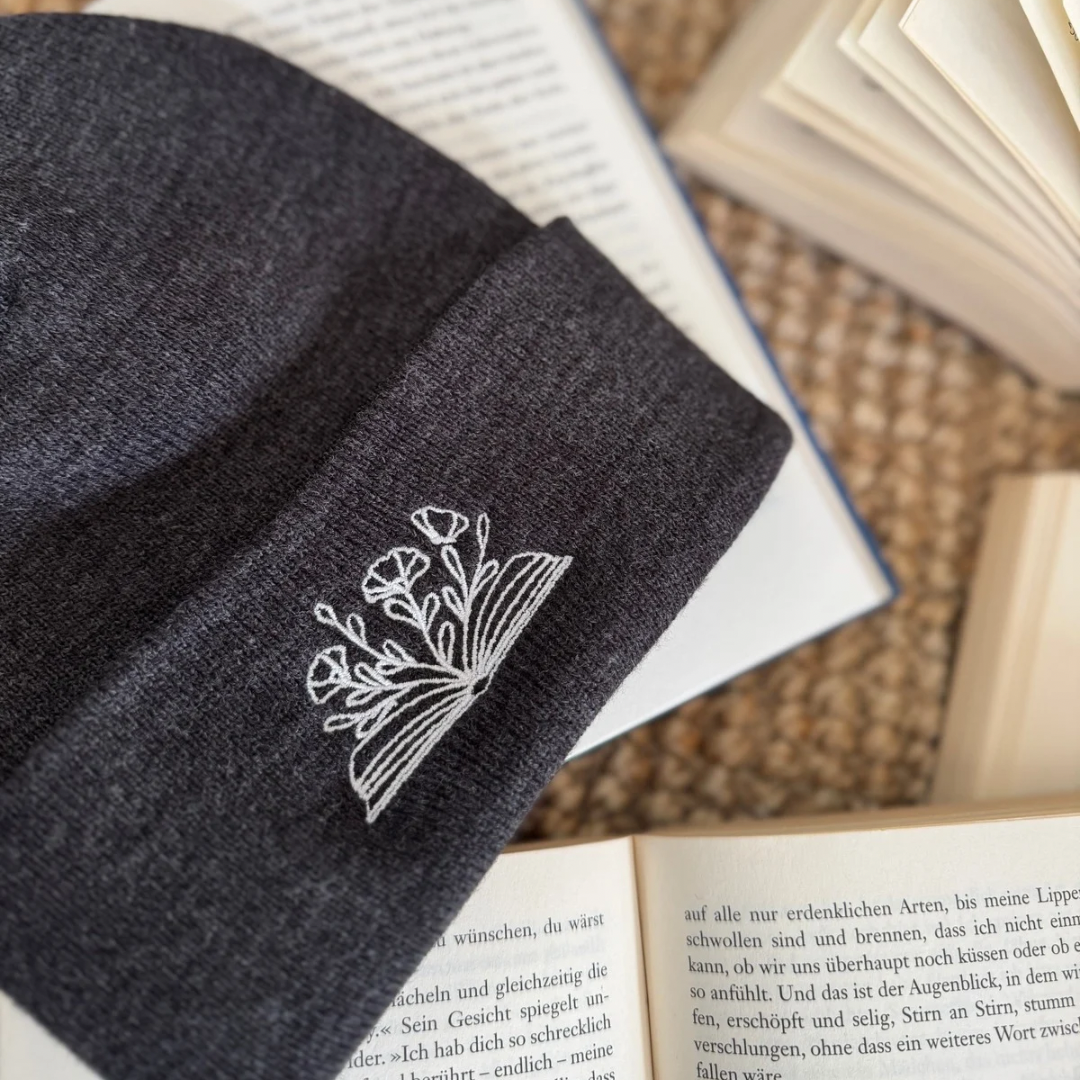 Mütze | Bookish Flowers | bestickt | Bookish Beanie