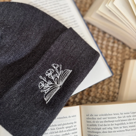 Mütze | Bookish Flowers | bestickt | Bookish Beanie