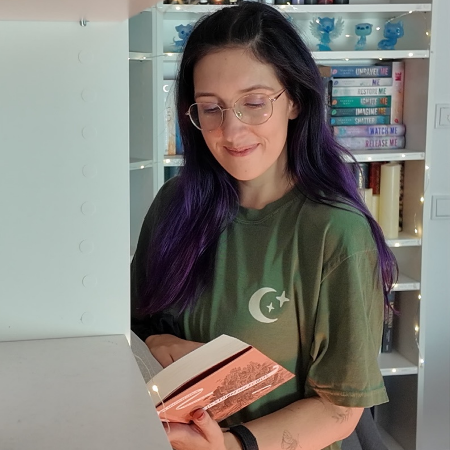 Bookish T-Shirt - Book Ghost mit Backprint