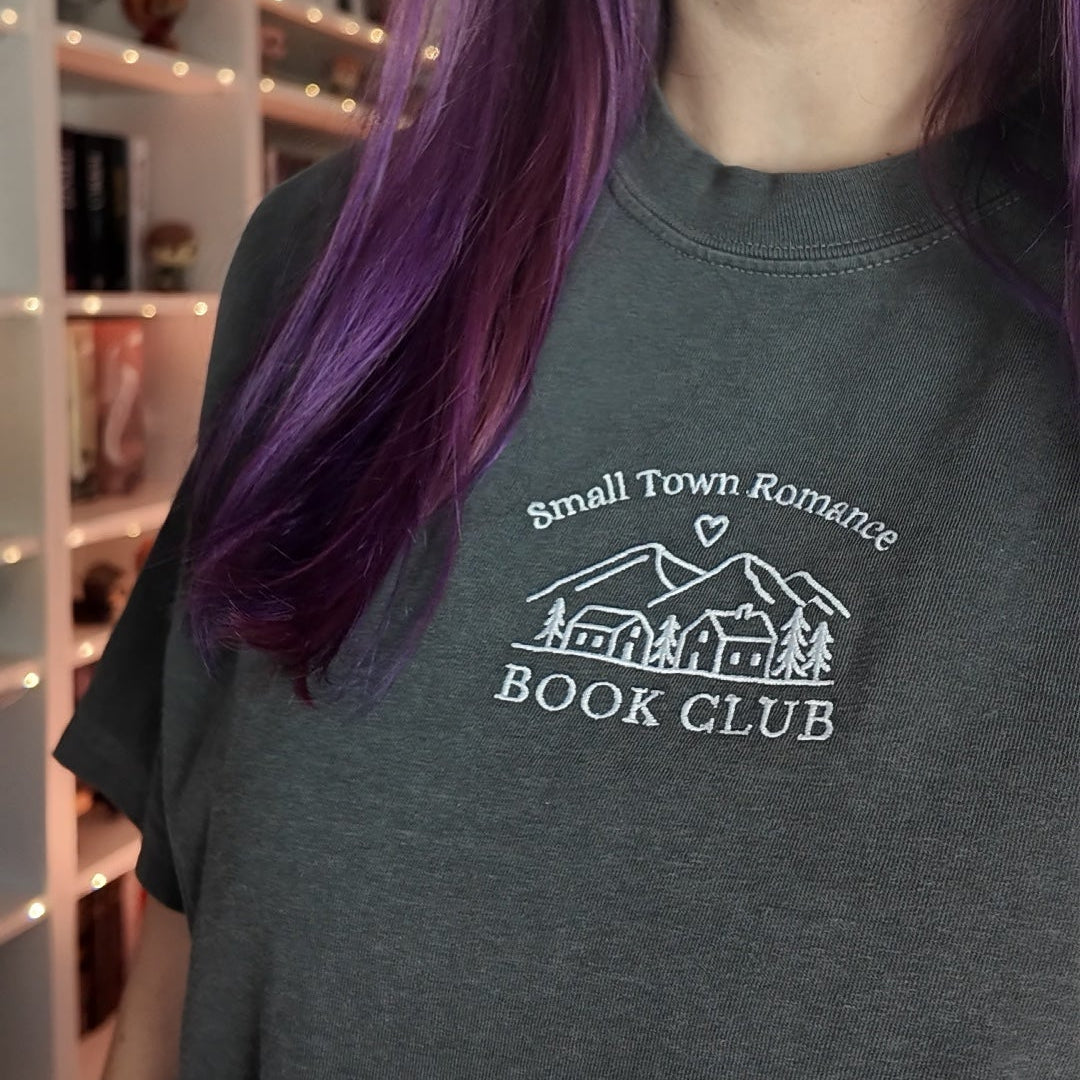 Small Town Romance Book Club Shirt Detailansicht 
