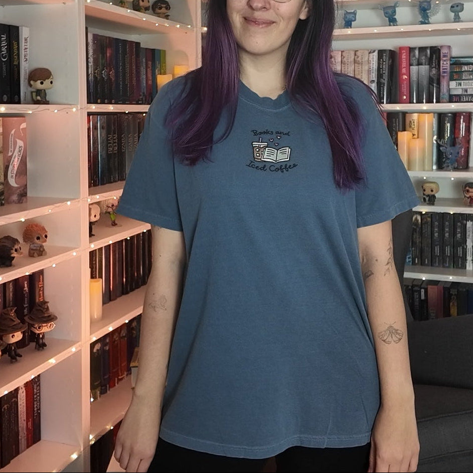 Books and Iced Coffe Shirt Ganzkörper