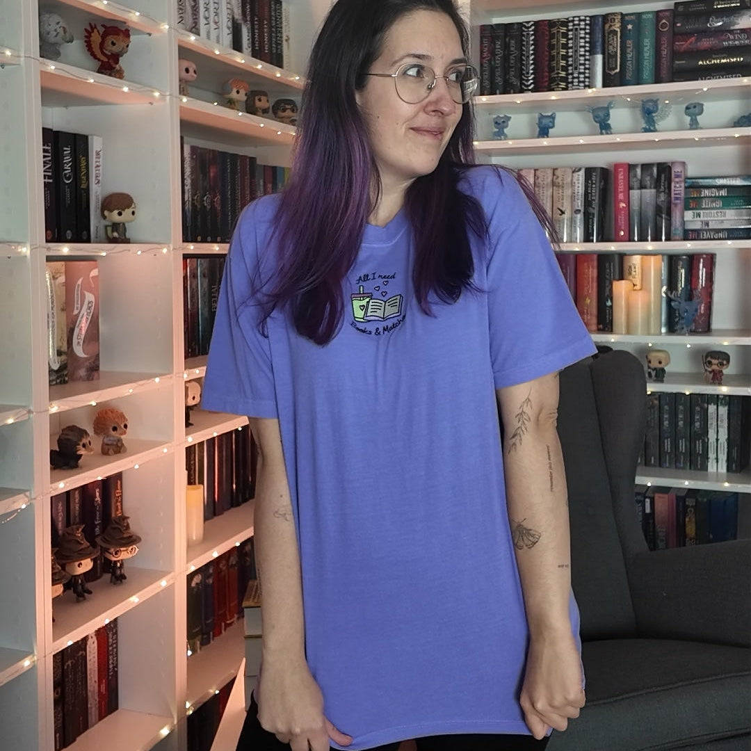 Bücher und Matcha Shirt Ganzkörper Ansicht