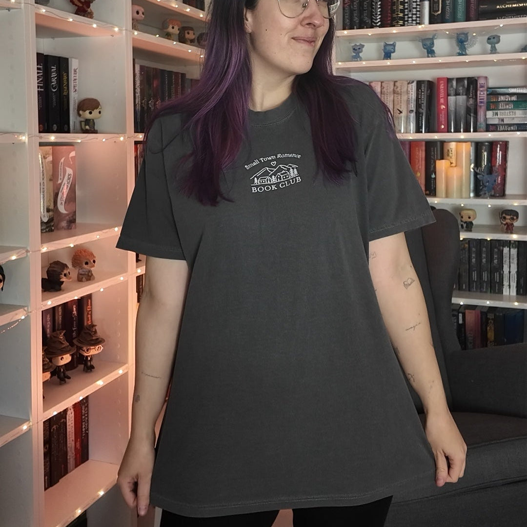 Small Town Bookish Shirt Ganzkörper