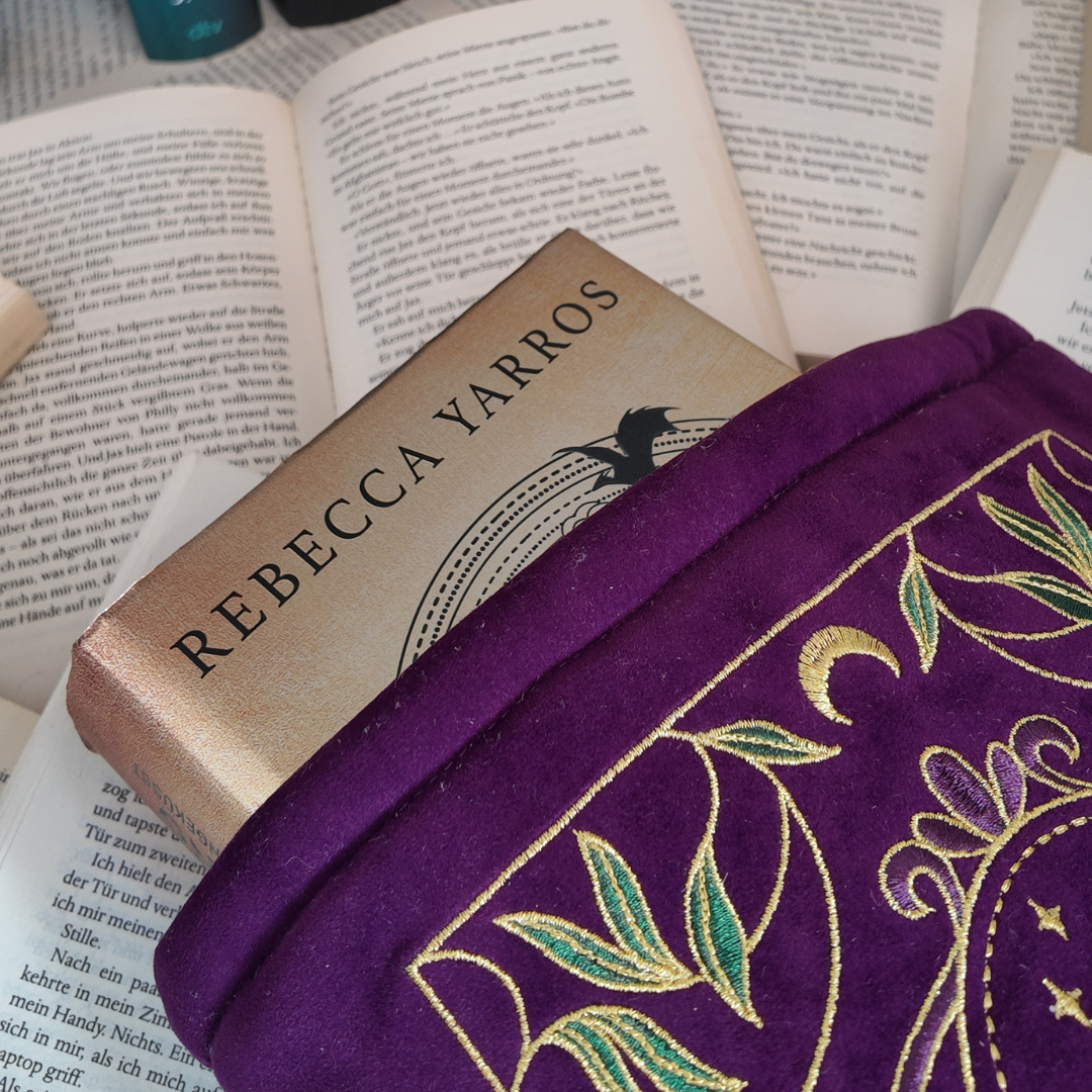 PREORDER Buchtasche "Moth" - Bestickte Fantasy Buchtasche