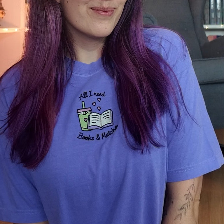 Bücher und Matcha Shirt lila