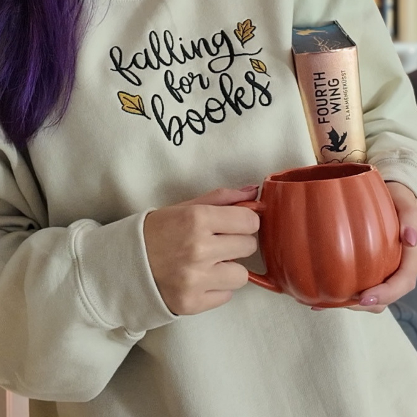 Bookish Hoodie - Falling for Books bestickt