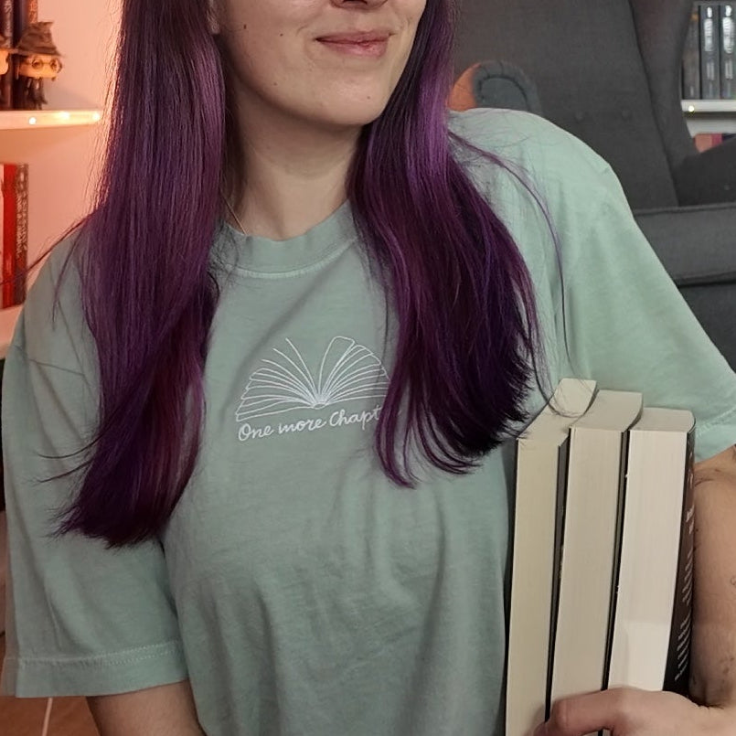 One More Chapter Bookish Shirt Schlicht