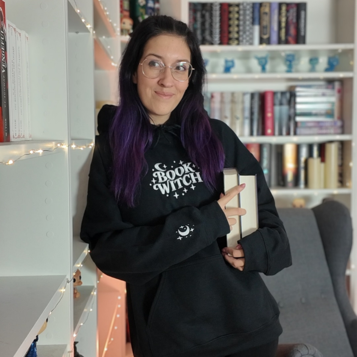 Bookish Hoodie - Book Witch mit Ärmelstick