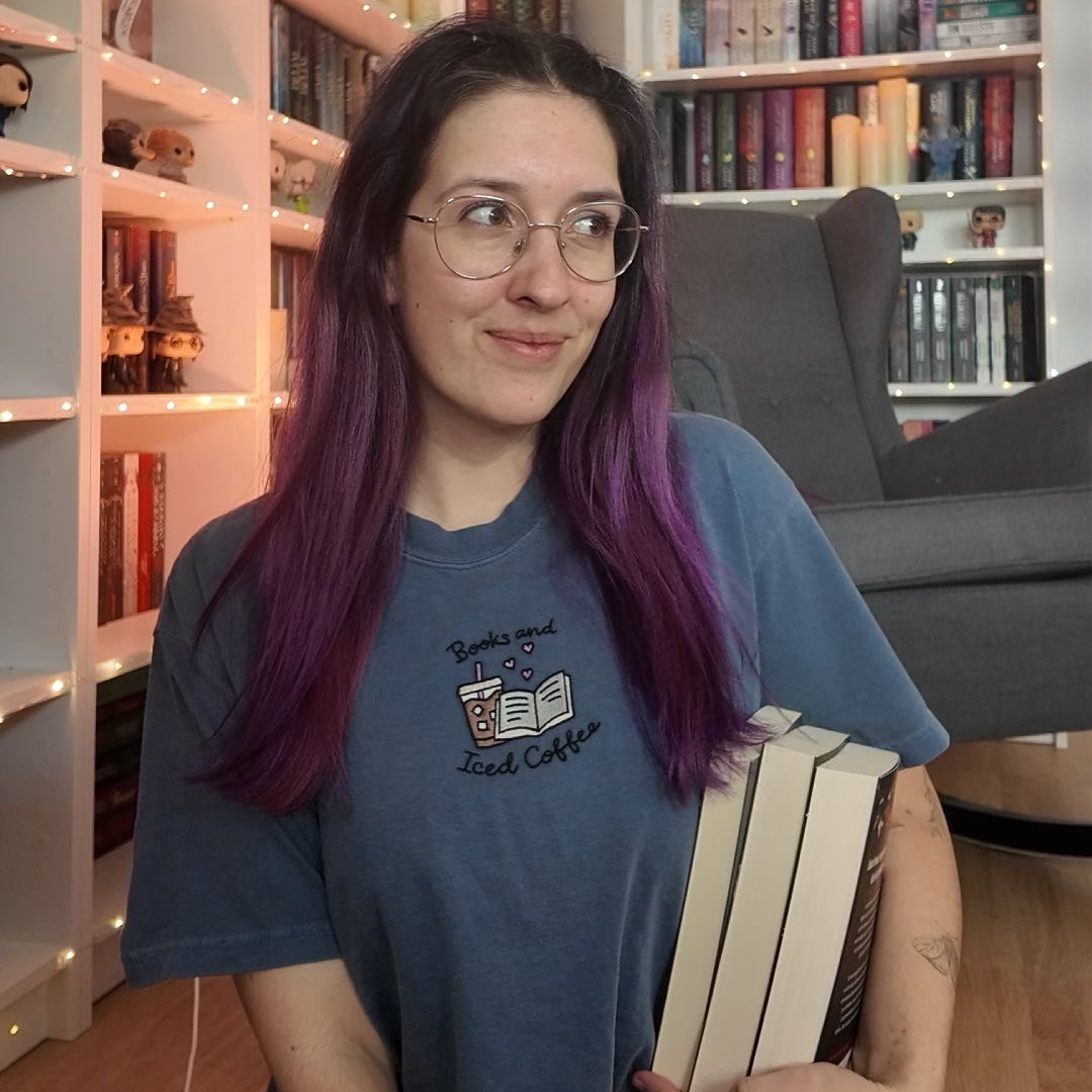 Books and Iced Coffe Shirt bestickt