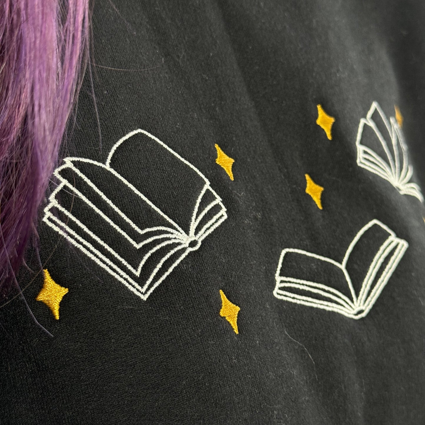 Buch Sweatshirt „Book Magic“ – Bestickt
