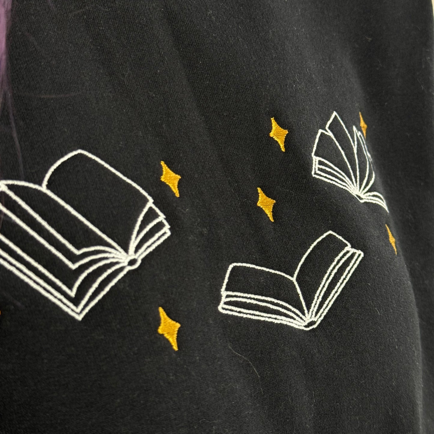 Buch Hoodie „Book Magic“ – Bestickt