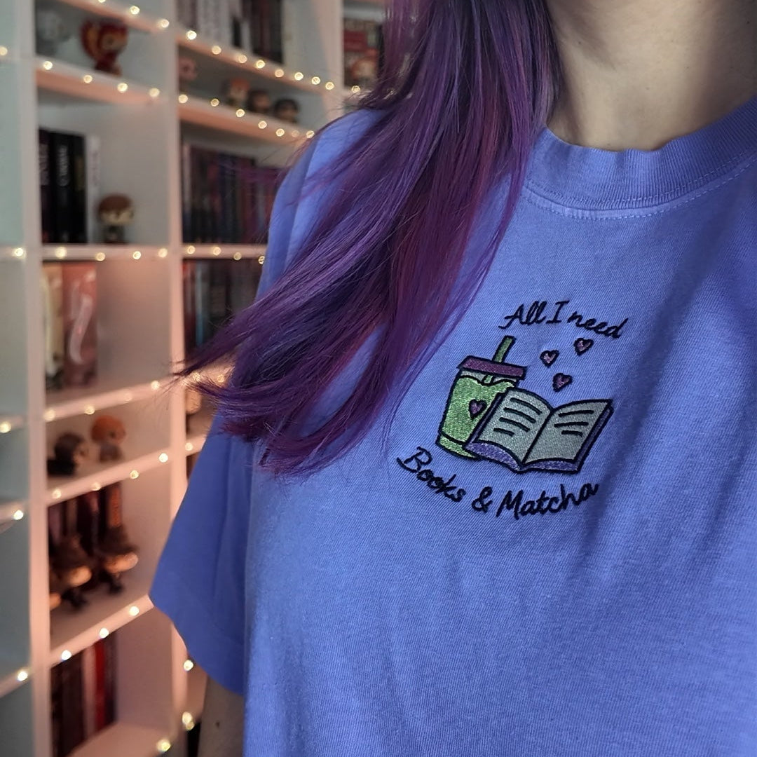Stick Bücher und Matcha Shirt Detail
